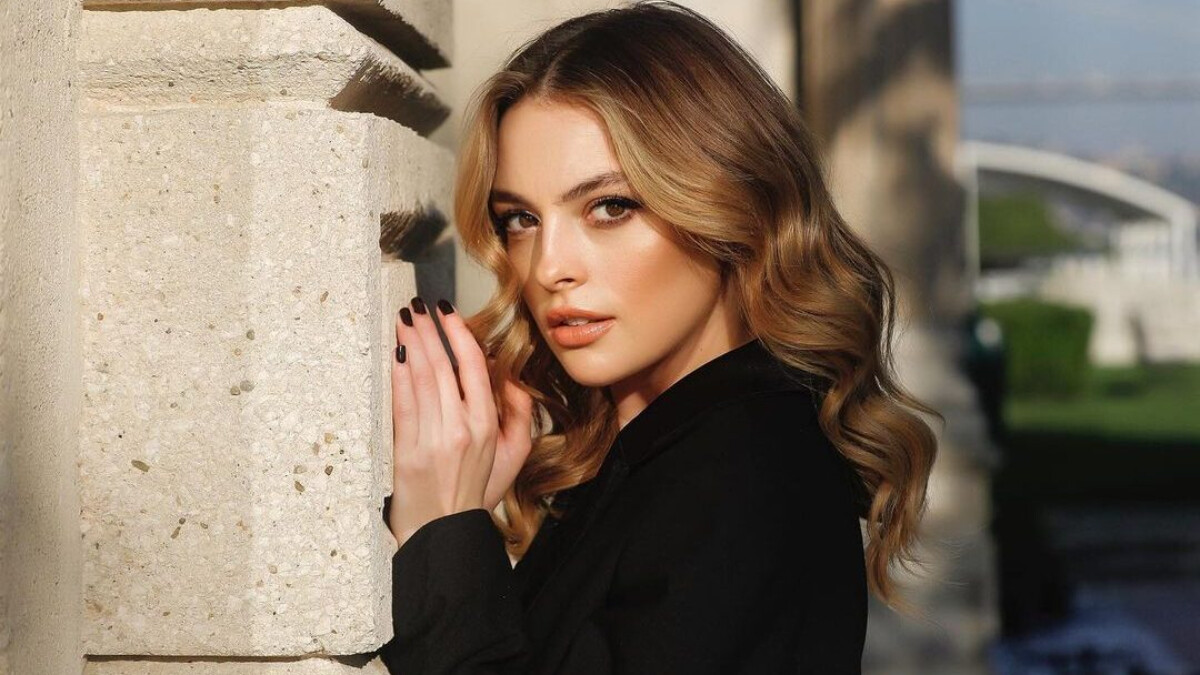 Melis Sezen mayosuyla duvara yaslandı, endamı arz etti! “Herkesin hayalinde”