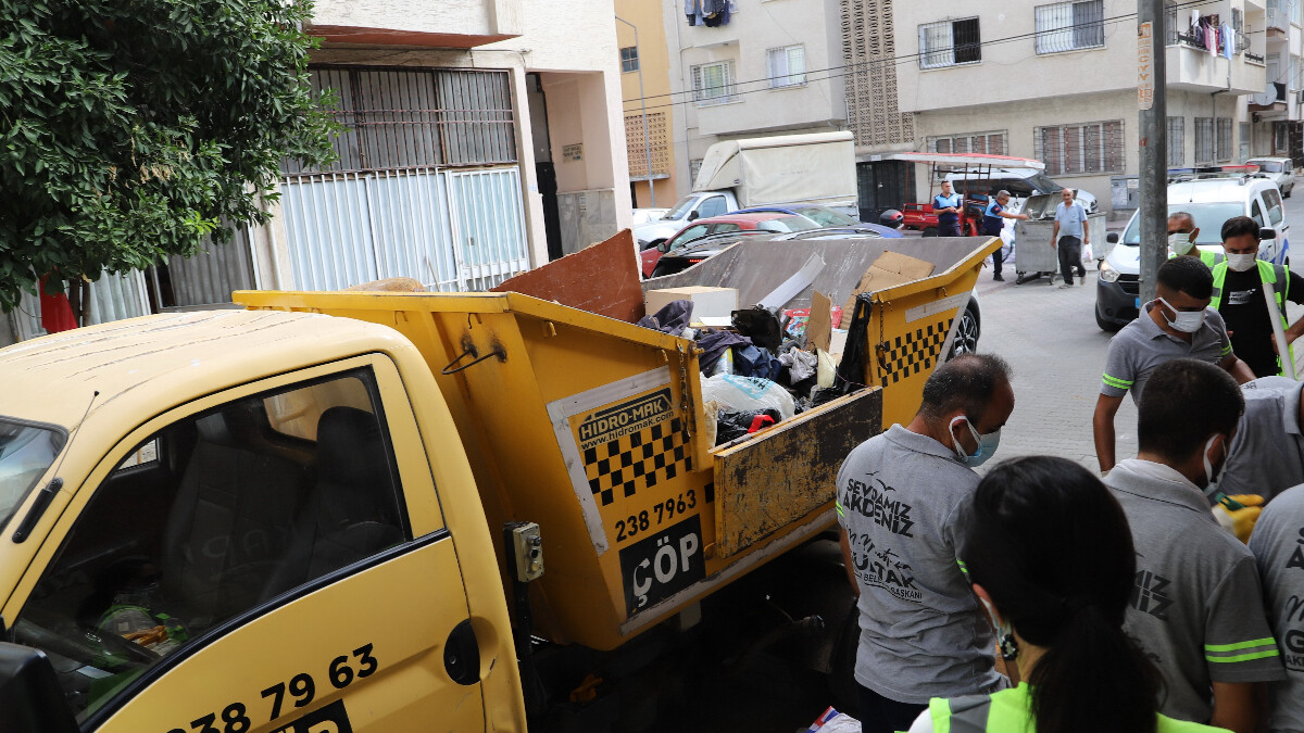 Mersin’de ev sahibi ölen evde tonlarca çöp bulundu