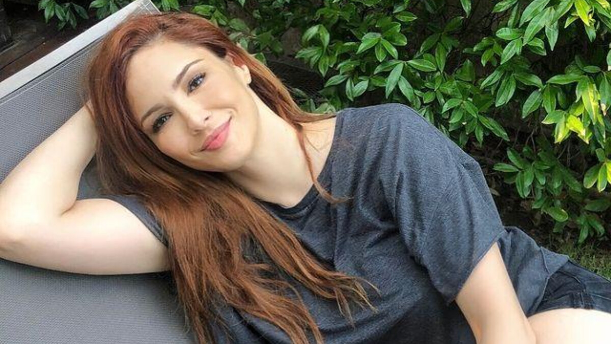 Mine Tugay bikinili pozlarıyla sosyal medyayı salladı! ‘Kim der ki 45 yaşında’