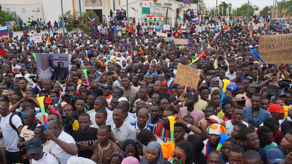 Nijer’de askeri yönetim taraftarları sokakta: ECOWAS müdahalesine karşı destek gösterisi