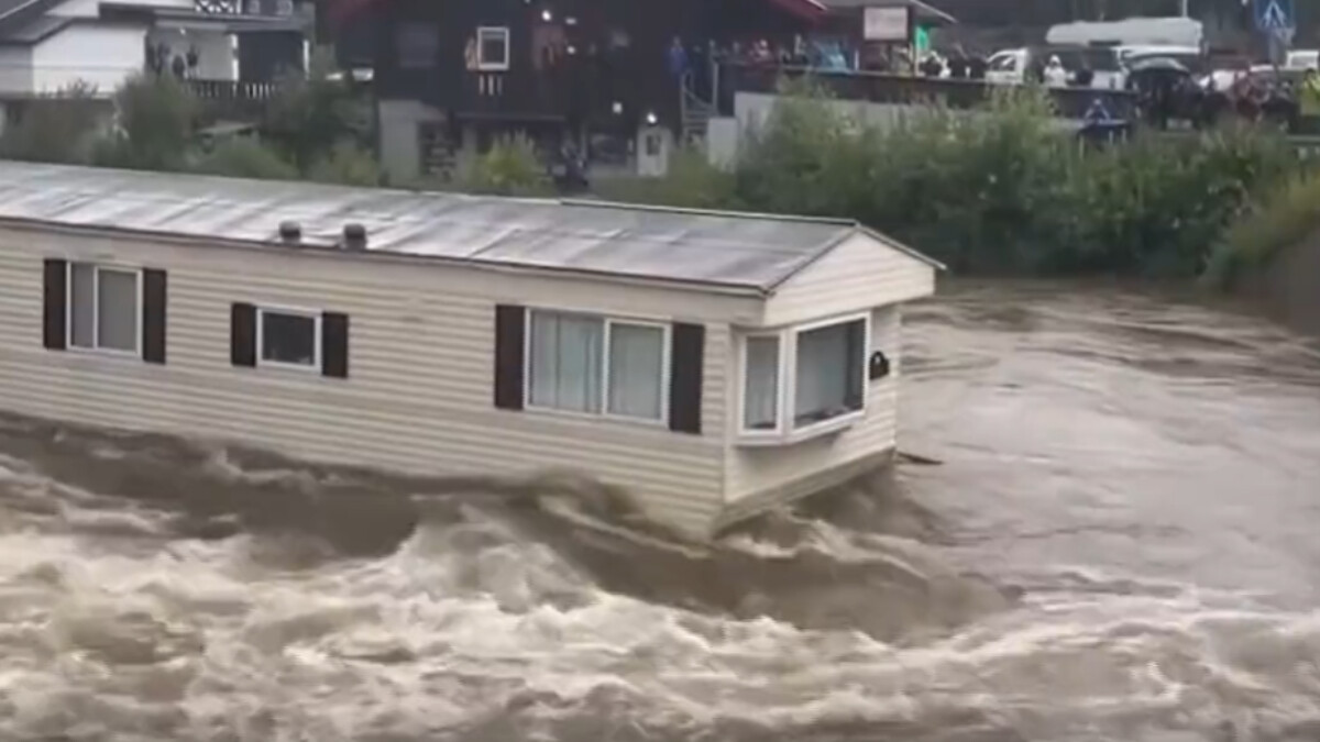 Norveç’te sel felaketi: Ev nehirde sürüklendi
