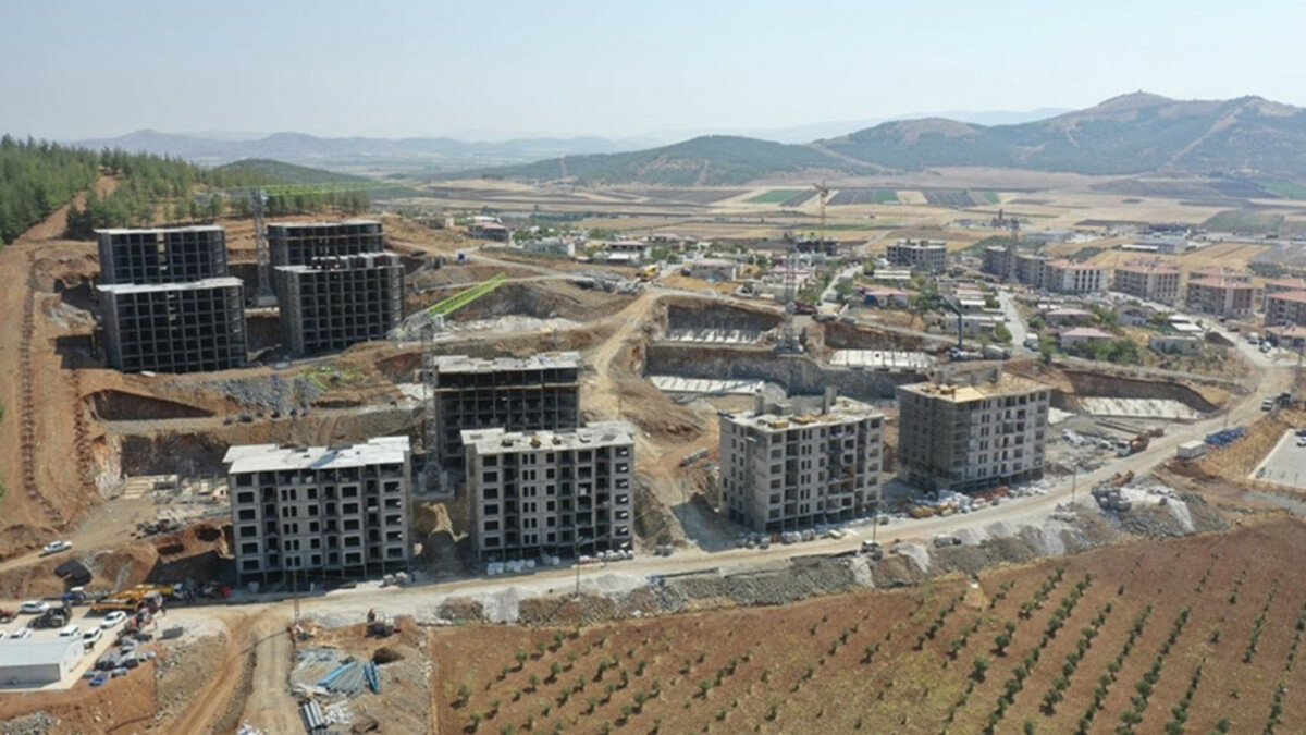 Nurdağı’nda 26 bloktan oluşan kalıcı konut projesinde kaba inşaatın yüzde 70’i tamamlandı