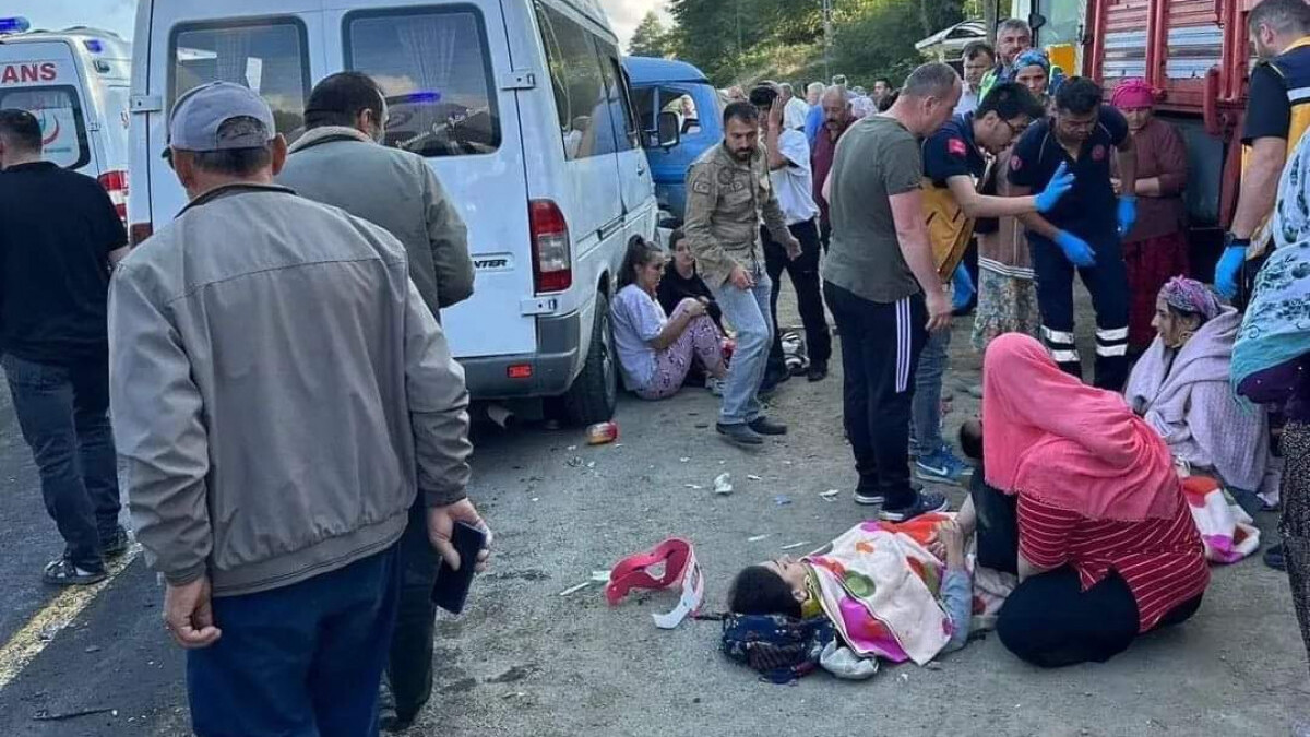 Ordu’da kaza! Fındık işçilerini taşıyan minibüse başka bir minibüs çarptı: 15 yaralı