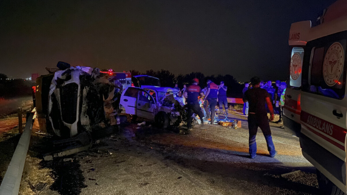 Osmaniye’de ambulans ile otomobilin çarpıştığı kazada 3 kişi öldü