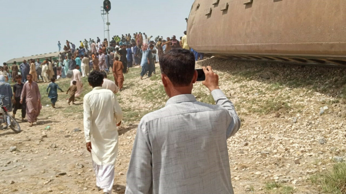 Pakistan’da tren raydan çıktı: 22 ölü