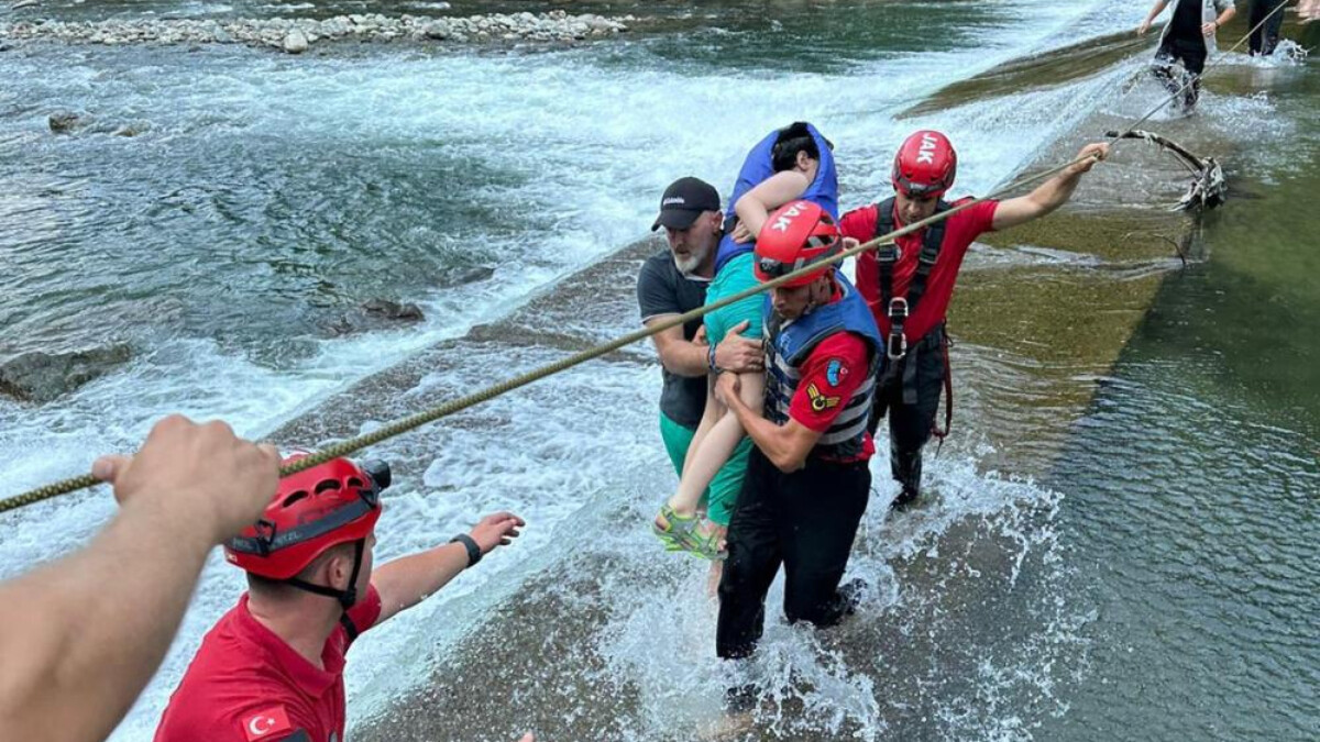 Rize’de can pazarı: Fırtına Deresi’nde akıntıya kapılan baba ile oğlu kurtarıldı