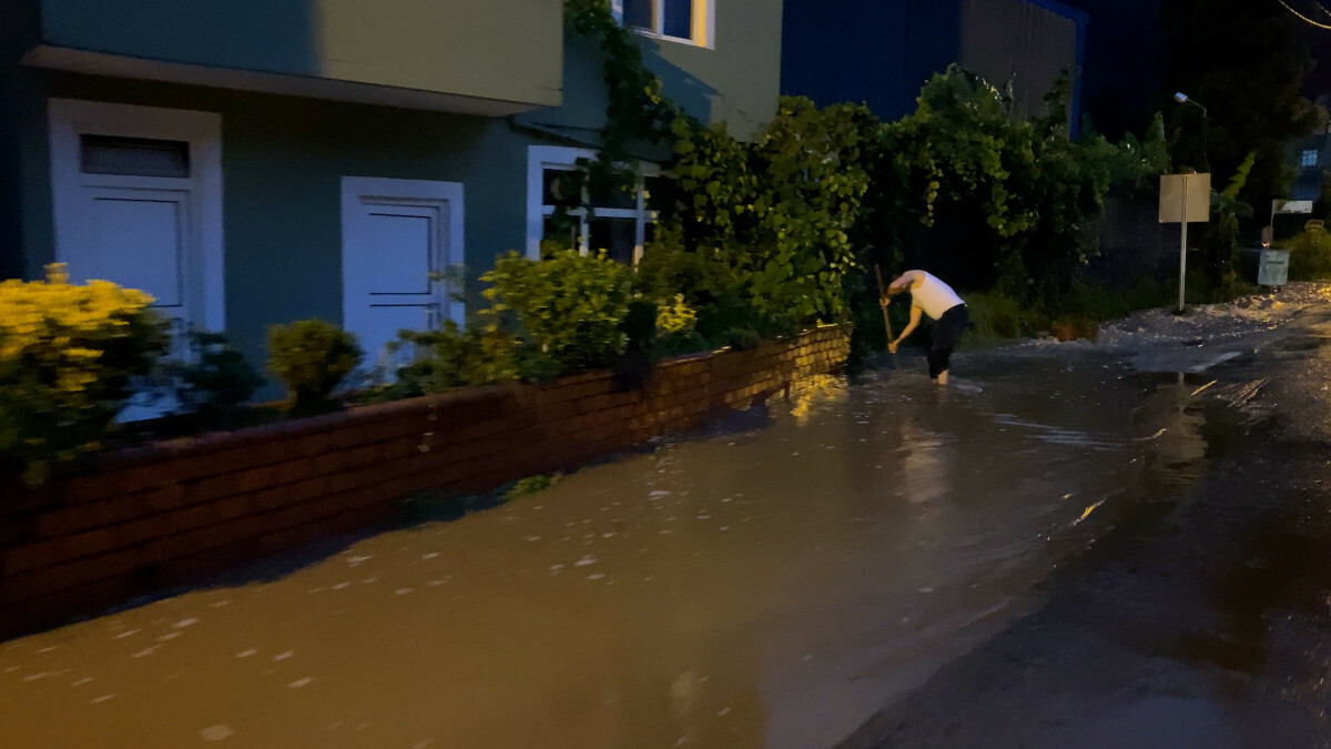 Rize’de heyelan nedeniyle 3 katlı bina ve 1 müstakil ev boşaltıldı