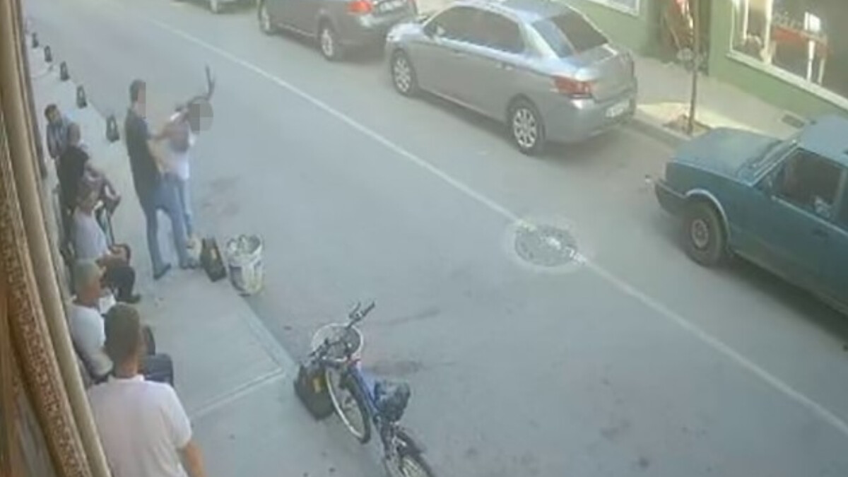 Sakarya’da 11 yaşındaki kızını darbeden babaya çevredekiler tepki gösterdi