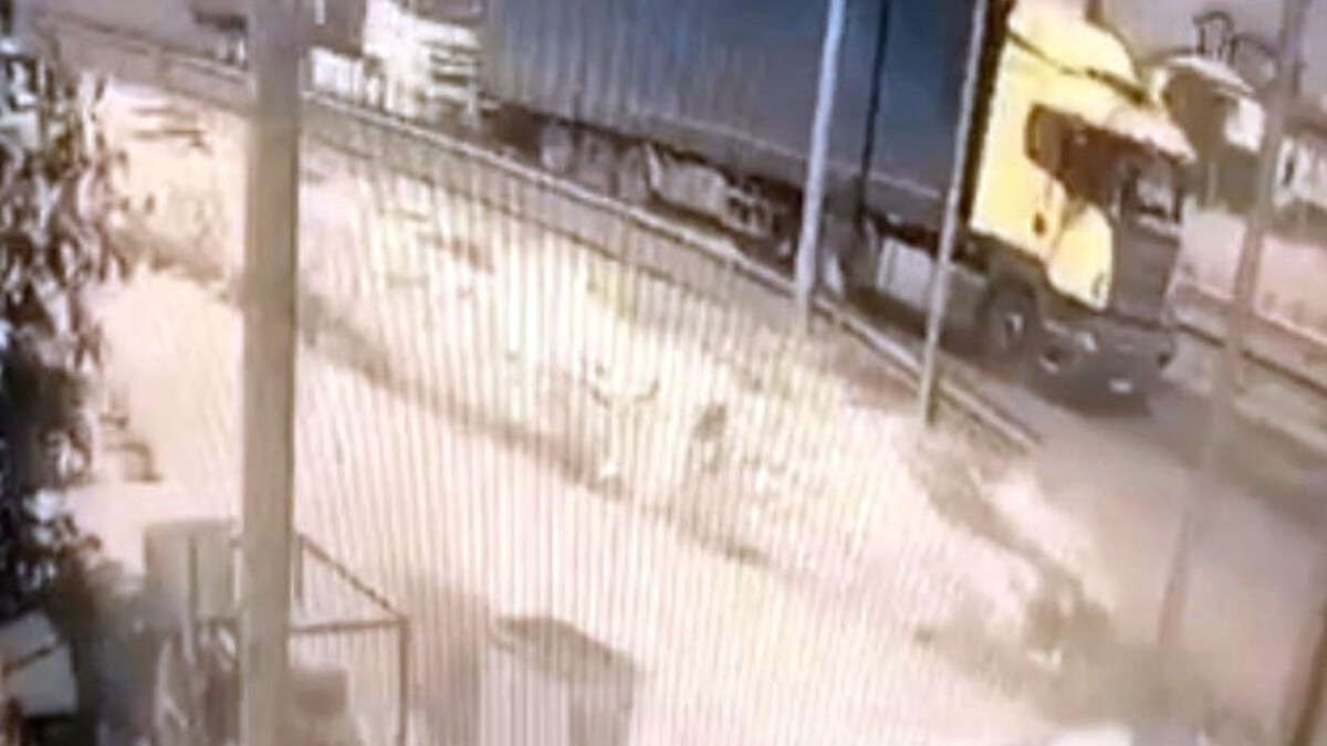 Sakarya’da kırmızı ışıkta bekleyen tıra arkadan gelen tır çarptı