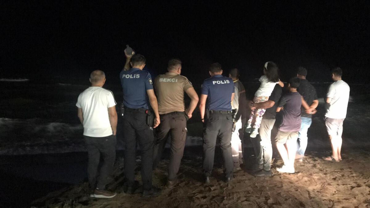 Sakarya’da tartıştığı erkek arkadaşını kurtarmak için denize atladı! Kadını da çevredekiler kurtardı