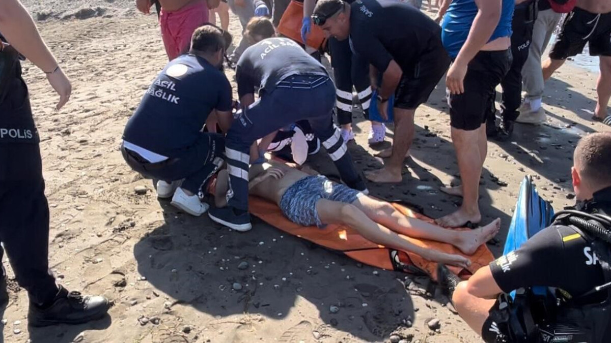 Samsun’a tatile gelen genç serinlemek için girdiği denizde boğulma tehlikesi geçirdi