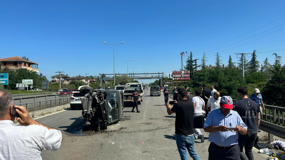 Samsun’da hafif ticari araç yol kenarındaki otomobile çarptı: 8 yaralı