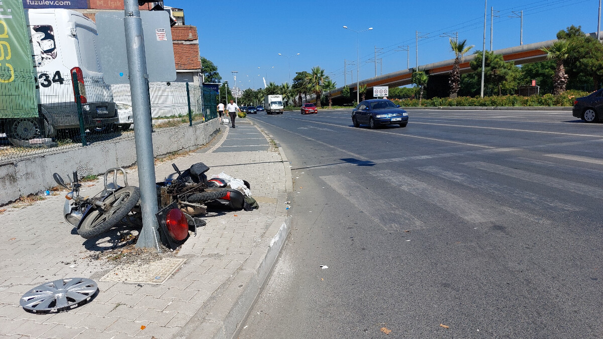 Samsun’da ilerleyen otomobil, ışıkta bekleyen motosiklete vurdu