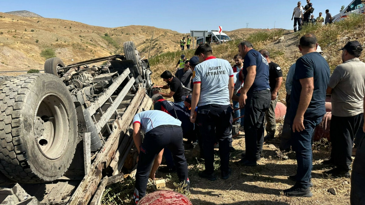 Siirt’te şarampole devrilen kamyonet şoförü hayatını kaybetti