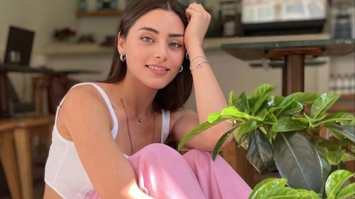 Sıla Türkoğlu mini eteğiyle süzüldükçe süzüldü! “Kız Pembe ile Nilay görmesin seni”