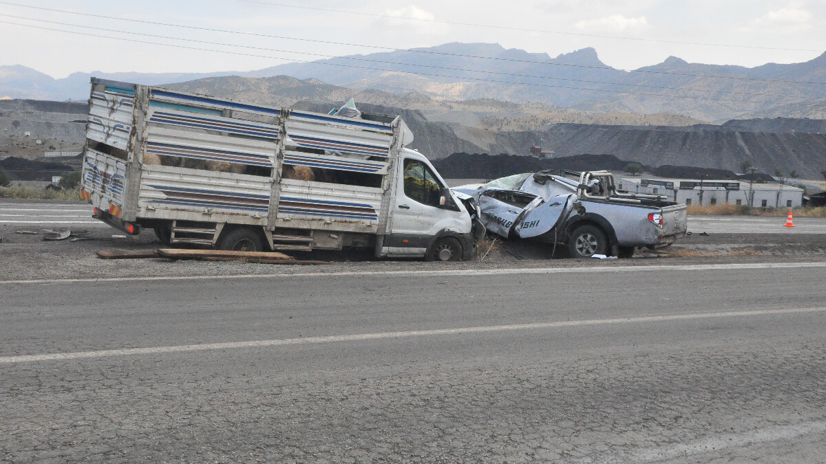 Şırnak’ta kaza yapan araçtaki sürücüyü kurtarırken başka araç çarptı