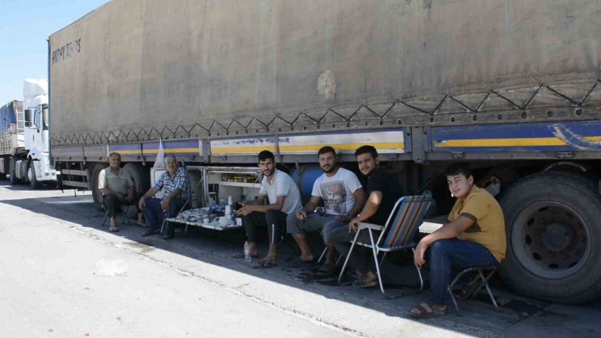 Şırnak’ta sıcak havadan etkilenen şoförler araç gölgesine sığındı