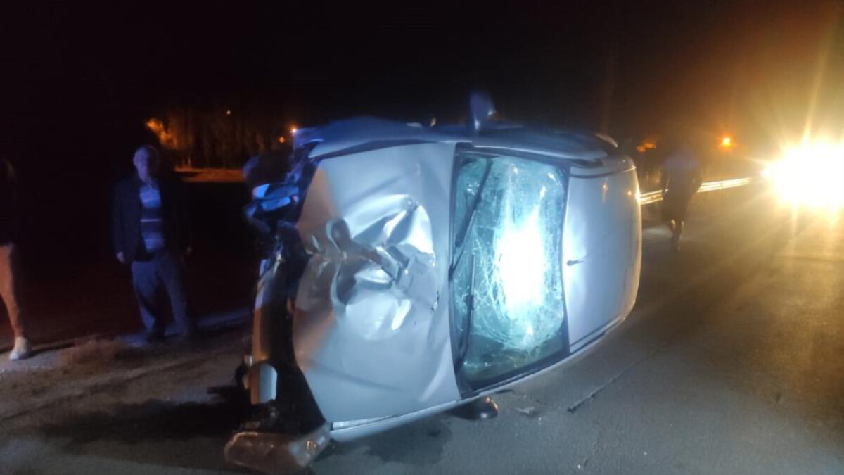 Sivas’ta bariyerlere çarpan otomobildeki baba ve oğlu yaralandı