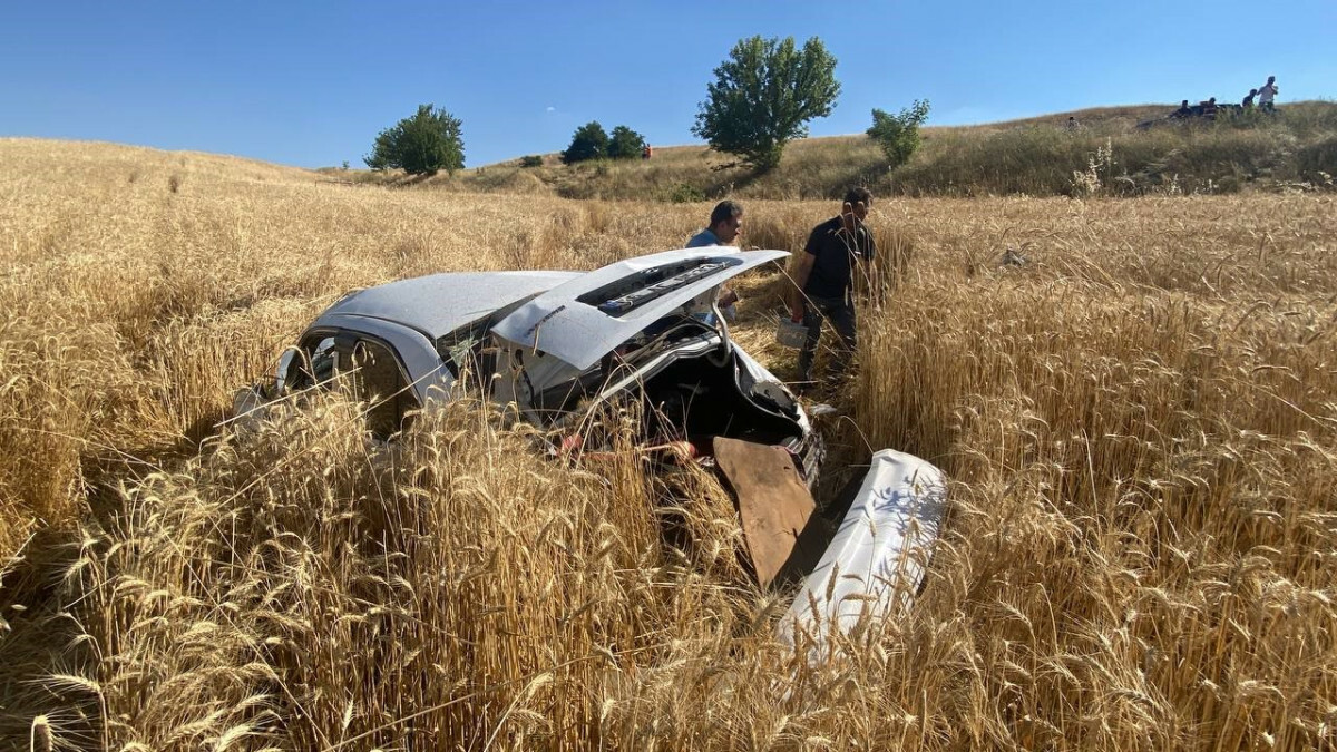 Sivas’ta direksiyon hakimiyetini kaybedip tarlaya uçtular