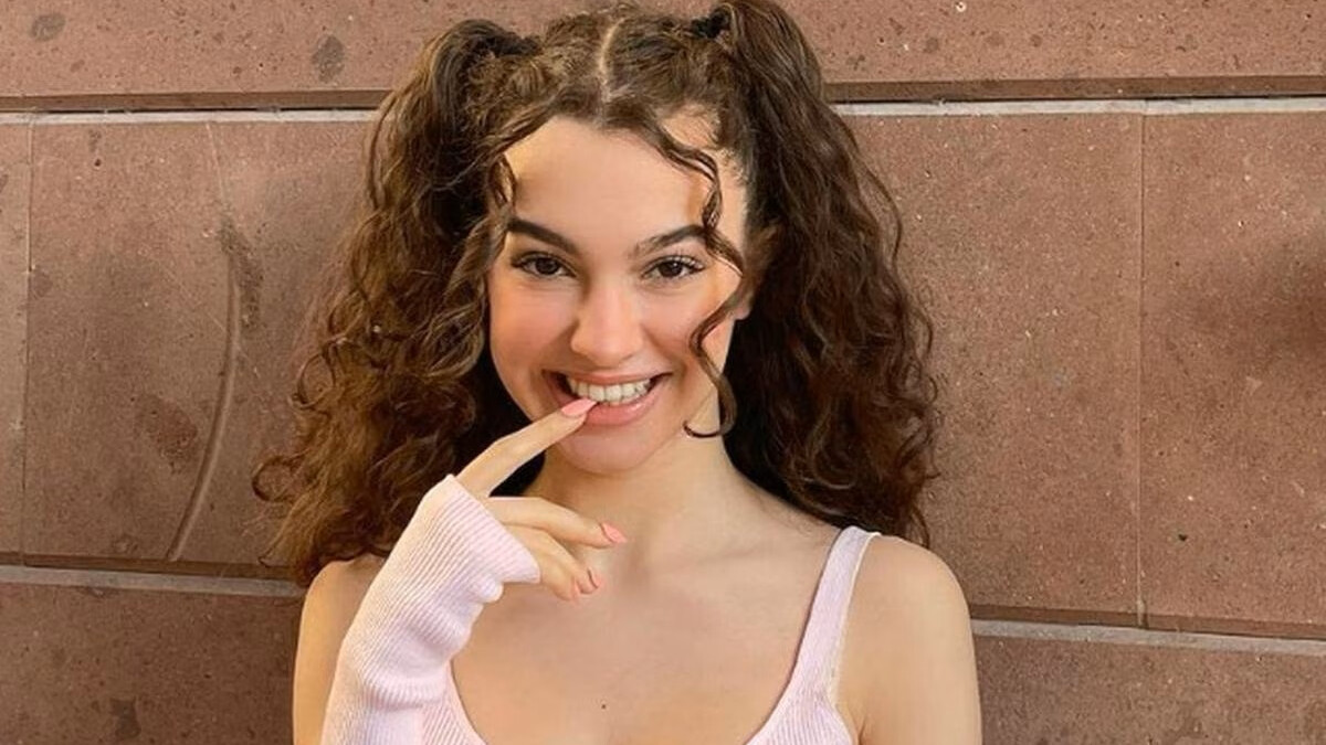 Su Burcu Yazgı Coşkun’dan İtalya pozları! Kırmızılar içinde nabız yükseltti…”Alev ateşsin”