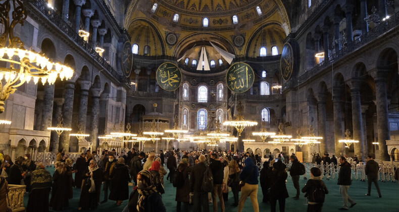 Şule Demirtaş’tan tepki çeken yazı: Ayasofya çorap koktu