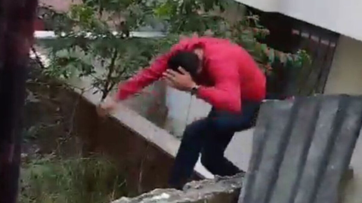 Sultangazi’de ev sahibine yakalanan 2 hırsızın kaçma anı