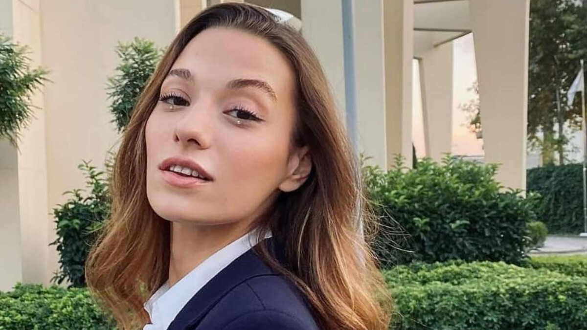 Sümeyye Aydoğan yılan derisi cesur elbisesiyle nefes kesti! “Bu kız bir afet bir afet”