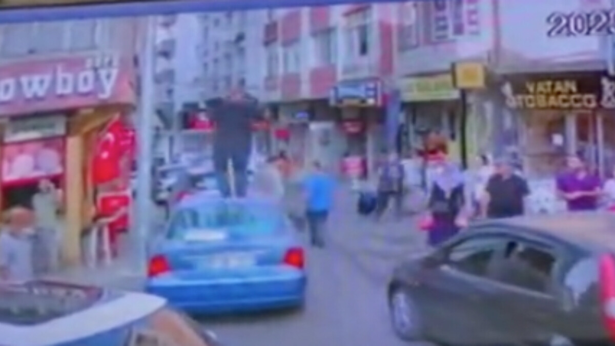 Tekirdağ’da kavga ettiği kişinin aracının üzerine çıkıp camlarına zarar verdi