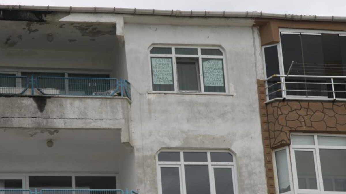 Tekirdağ’da pencereye asılan garip yazıyı görenler hayretle izliyor