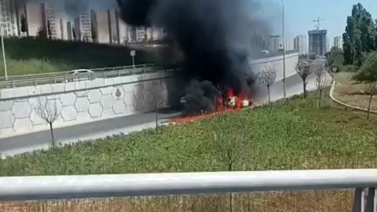 Tem Otoyolu’nda ilerleyen araç alev topuna döndü