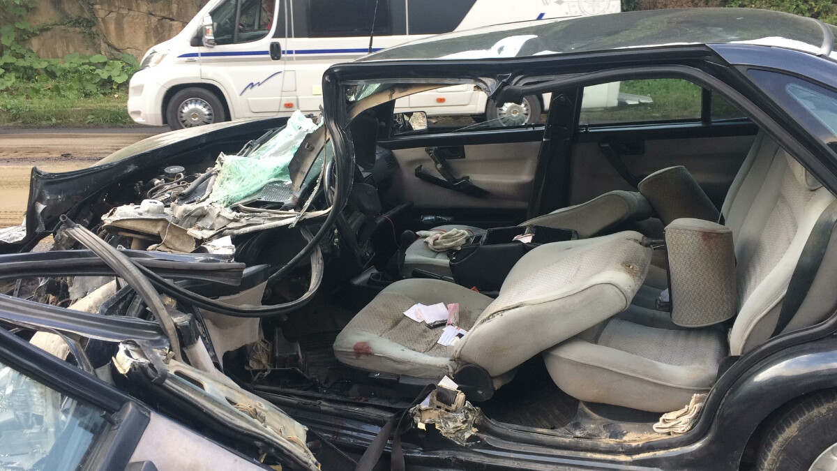 Trabzon’da otomobille tur otobüsü birbirine girdi