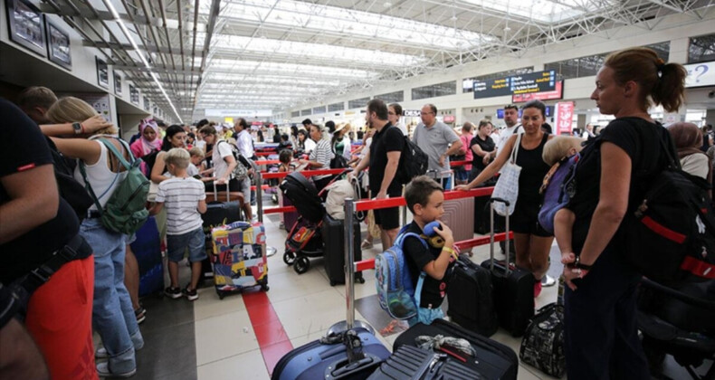 Turizm merkezlerindeki havalimanlarının yoğunluğu arttı: 102 milyondan fazla yolcu taşındı