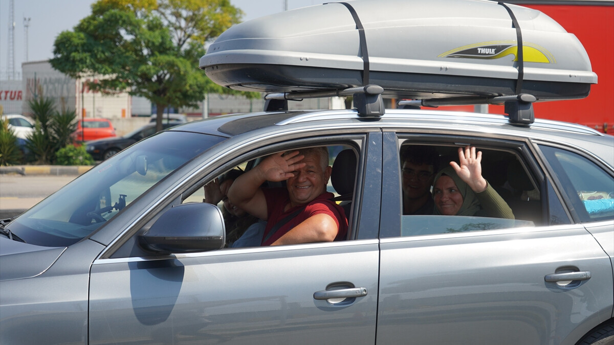 Türkiye’den ayrılan gurbetçi: Gelirken sevinçli, dönüşte üzüntülü oluyorsun