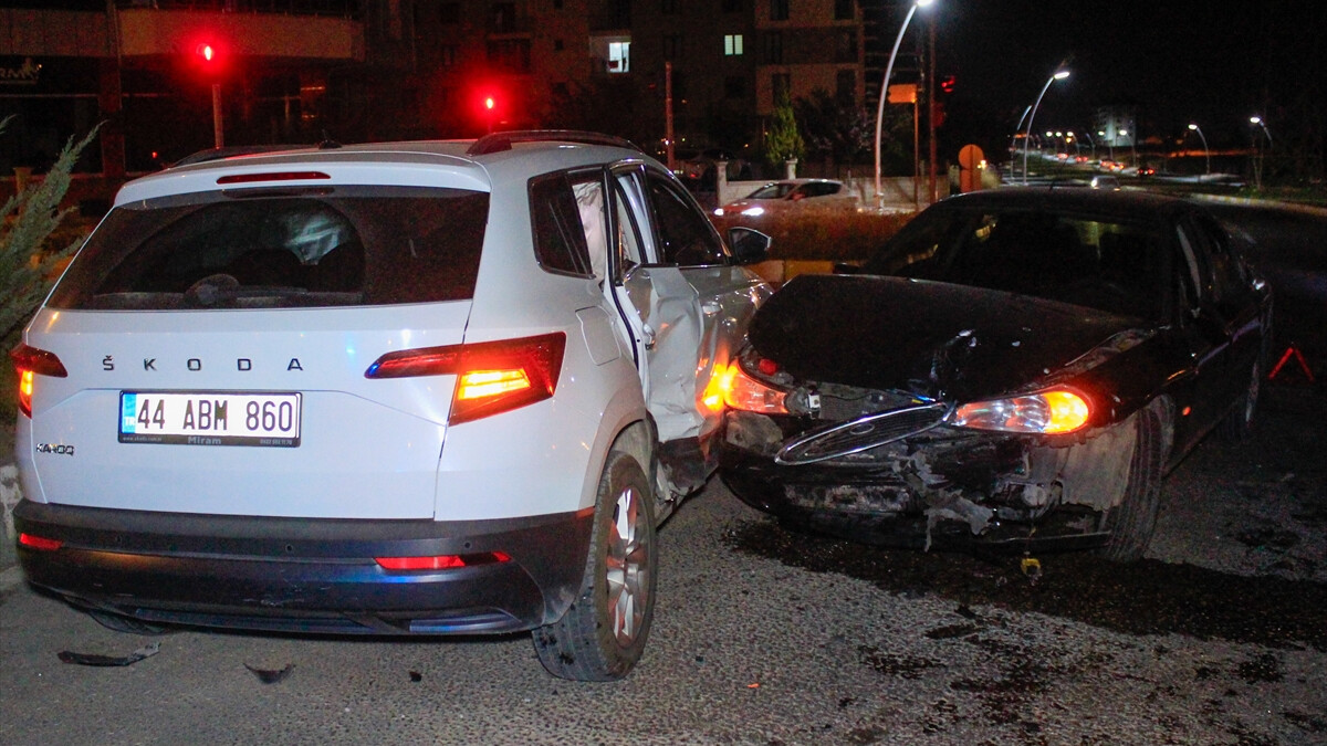 Uşak’ta otomobiller çarpıştı: 3’ü çocuk 5 kişi yaralandı