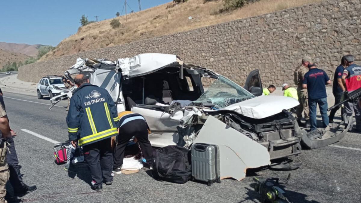 Van’da hafif ticari araç, tıra çarptı