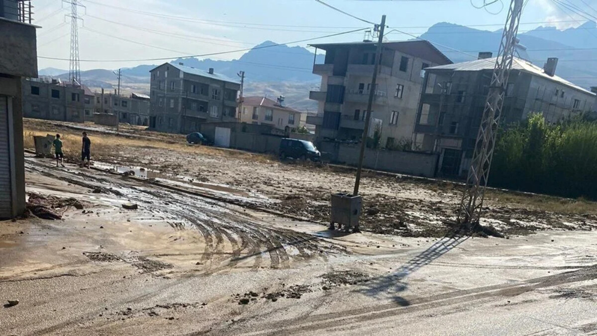 Van’da sağanak yağış! 13 evi su bastı