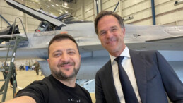 Vladimir Zelensky’den Hollanda’da Mark Rutte ile F-16 selfiesi