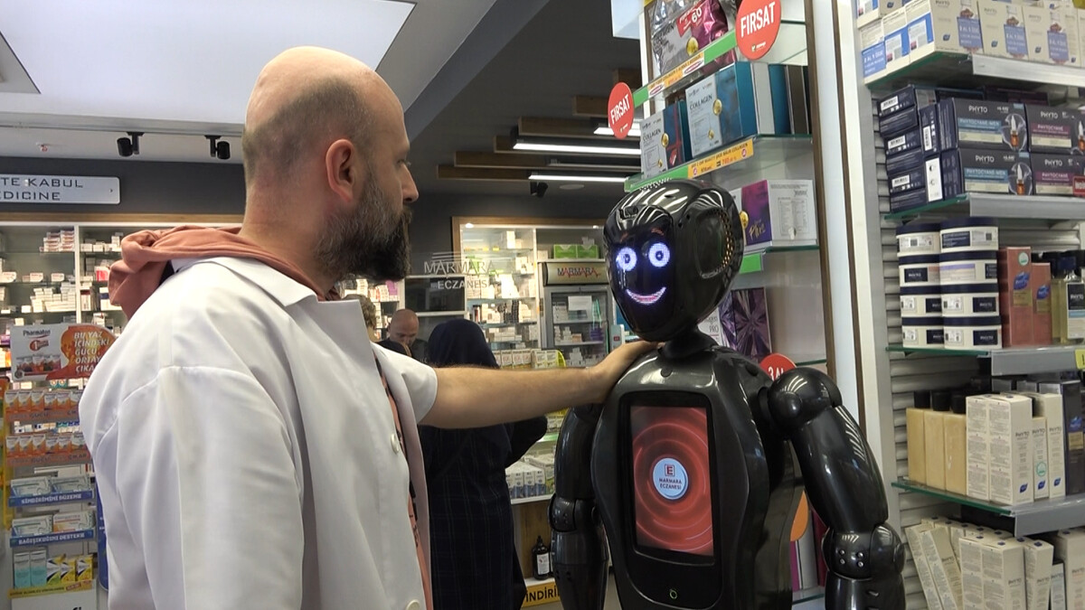 Yalova’da yapay zekalı robot eczanede kalfa olarak göreve başladı