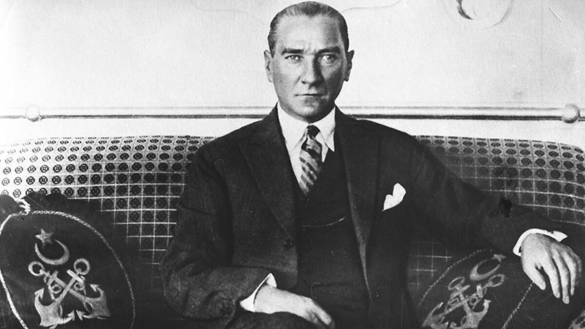 Yapay zeka ile Mustafa Kemal Atatürk’e ‘Fikrimin İnce Gülü’ türküsü söyletildi