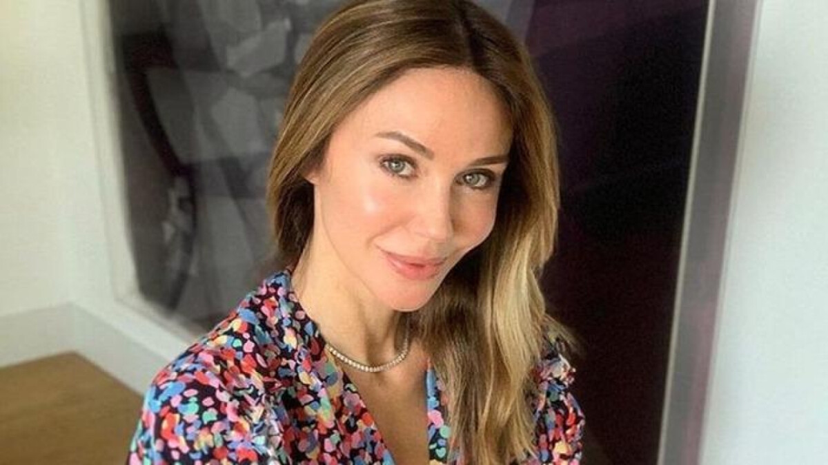 Yıllara meydan okuyor! Demet Şener bikinisiyle hamak keyfi yaptı, gören bayıldı! “Tatlım nefis”