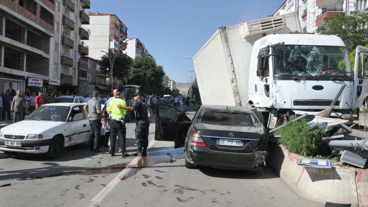 Yozgat’ta kamyonun 8 araca çarptığı kaza kameraya yansıdı
