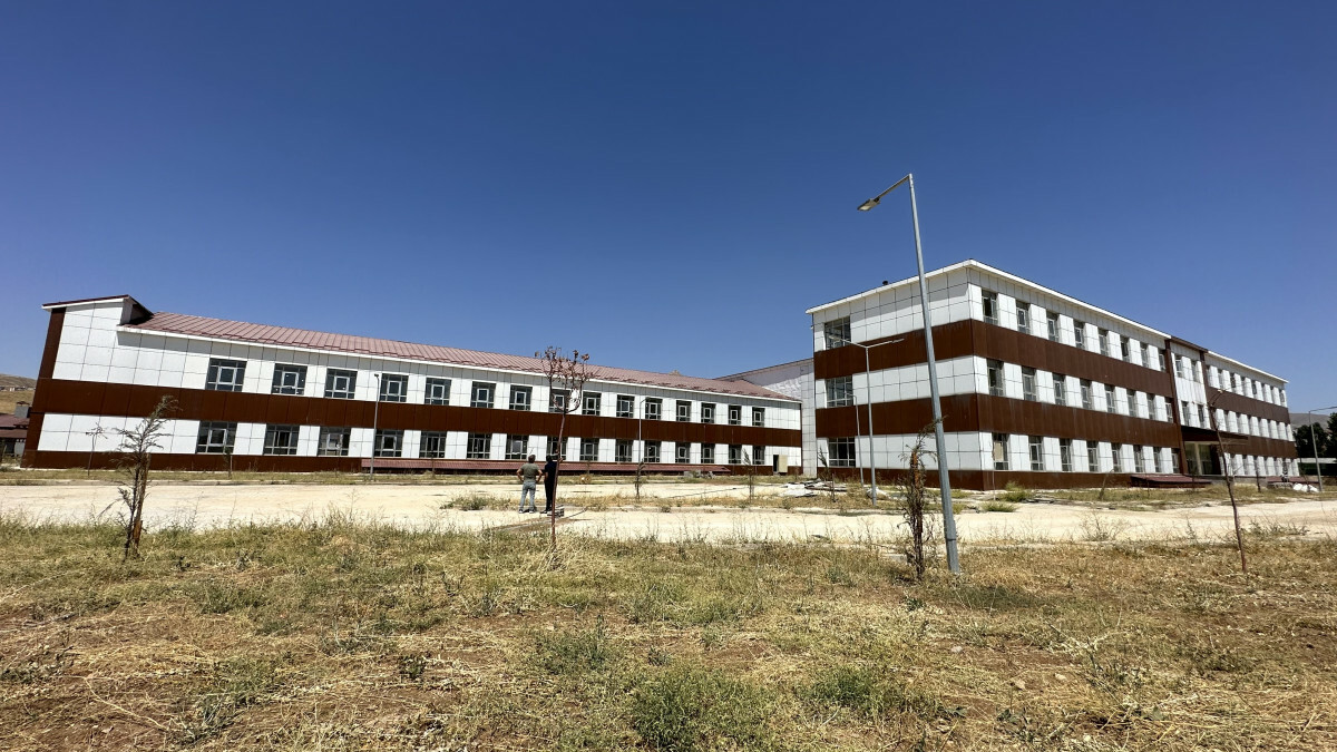 Yüksekova ilçesinde yeni hastane inşaatı çalışmaları hız kesmeden sürüyor