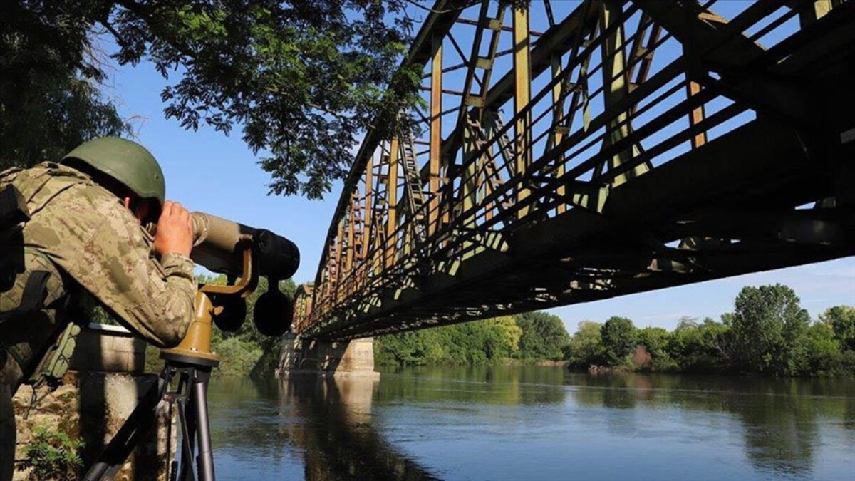 Yunanistan’a geçmeye çalışan 2’si FETÖ mensubu 3 kişi yakalandı