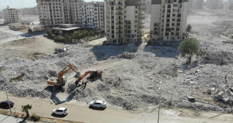 Yüzlerce kişiye mezar oldu! Hatay’daki Rönesans Rezidans’ın son bloğu yıkıldı