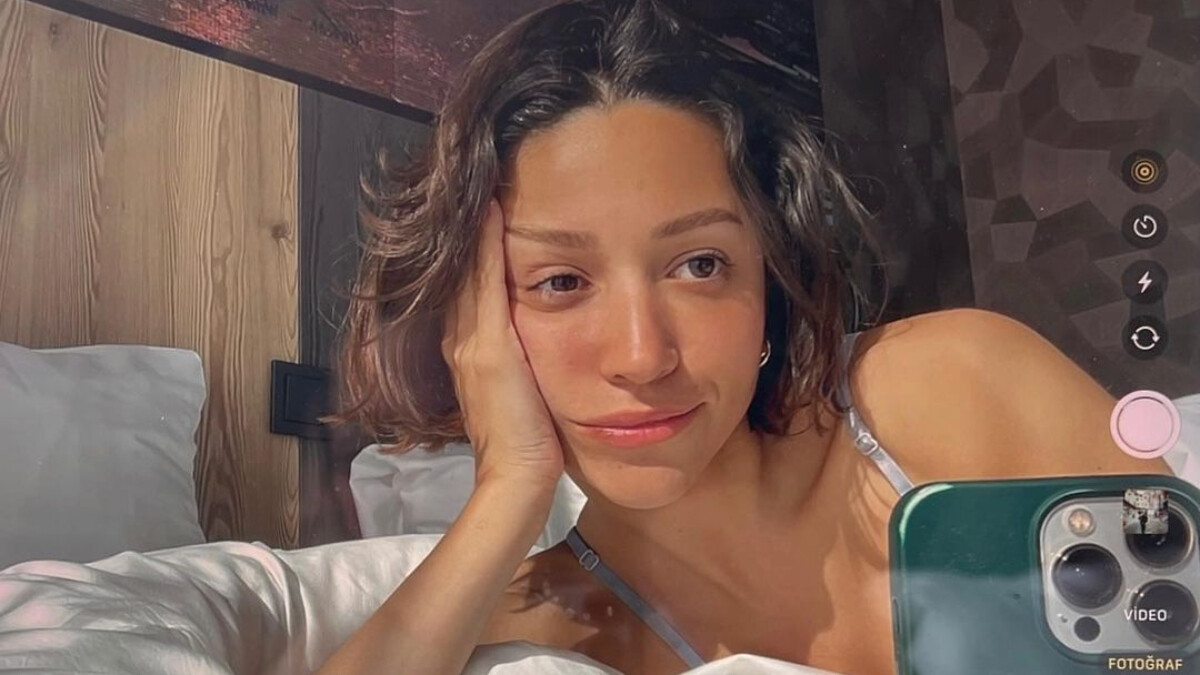 Zeynep Bastık’ın tuvalette verdiği pozlar şoke etti! “İyice çivisi çıktı”