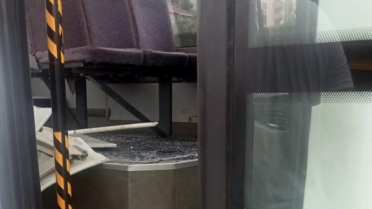 Zonguldak’ta halk otobüsü ile iş makinesinin çarpışma anı kamerada