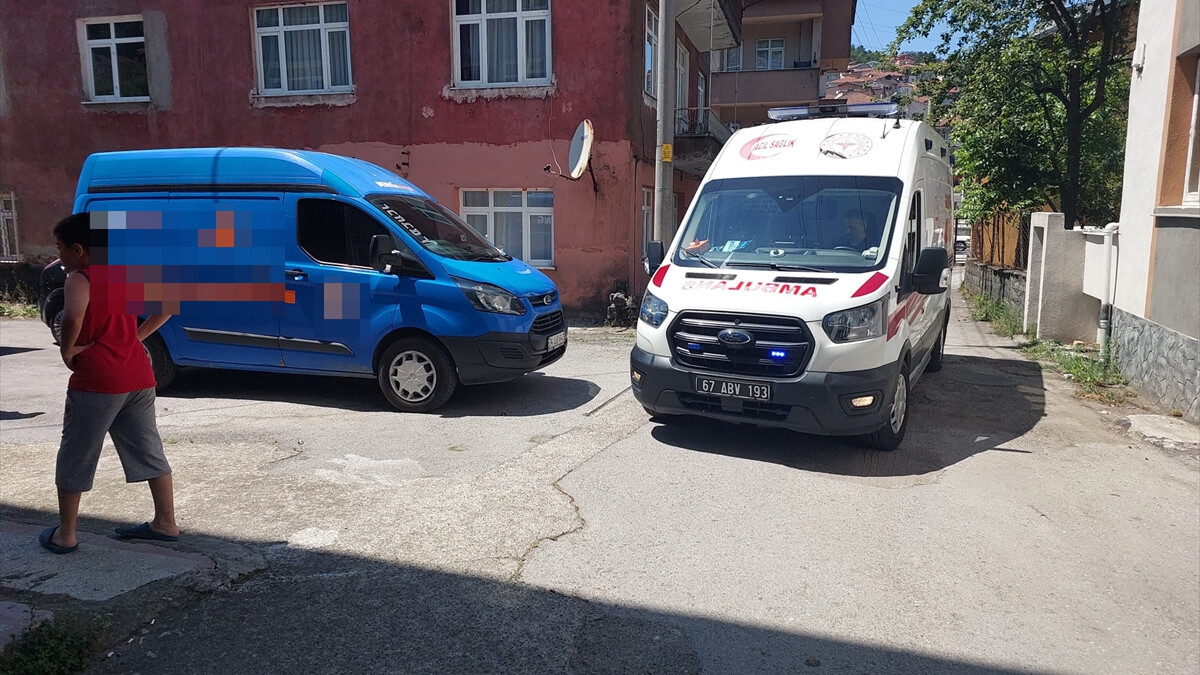 Zonguldak’ta kargo aracının çarptığı çocuk ağır yaralandı