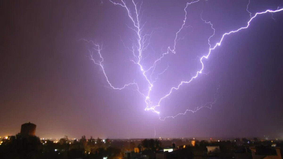 2 saatte 61 bin yıldırımın düştüğü Hindistan’da 12 kişi can verdi