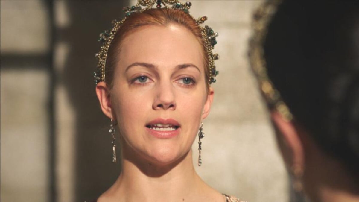 40’lık Meryem Uzerli’den bacak şov! Sere serpe uzandı, dekoltesi göz aldı! “Nefesim kesildi”