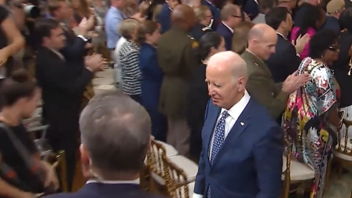 ABD Başkanı Joe Biden madalya törenini aniden terk etti